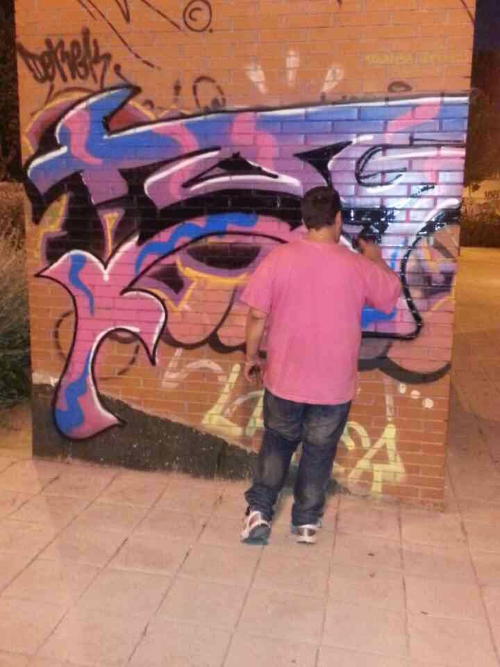 Tag pintando graffiti en Madrid