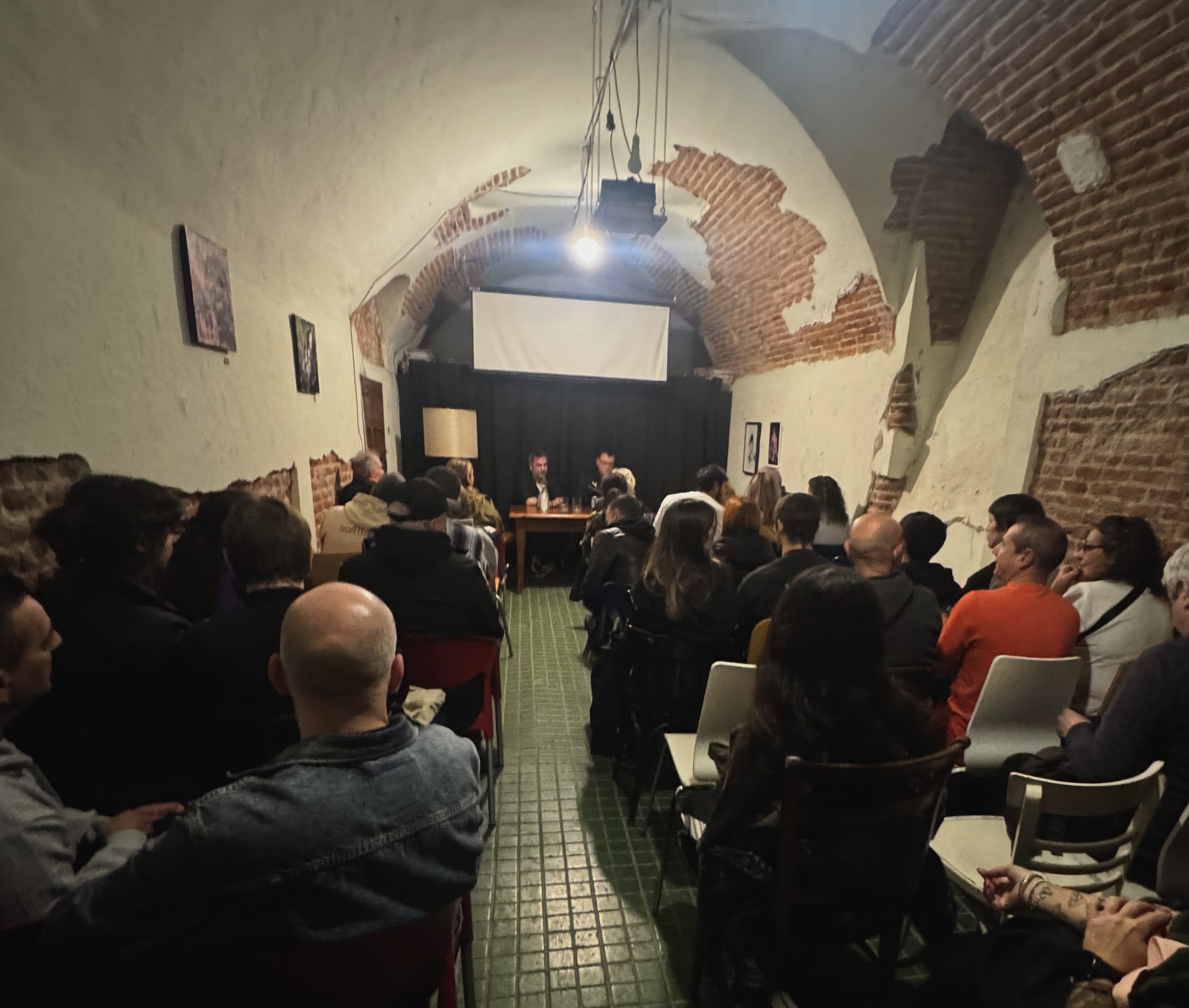 Conversaciones bajo tierra: Remebe y Kike Blanco presentan ‘Dejarse ver, el juego del graffiti en la ciudad’